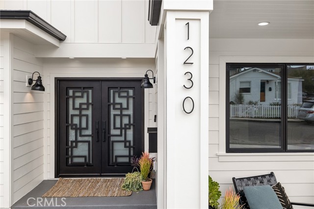 Stately and Inviting Entrance