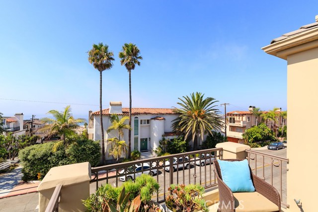 303 7th Street, Manhattan Beach, California 90266, 3 Bedrooms Bedrooms, ,3 BathroomsBathrooms,Residential,Sold,7th,SB17229989