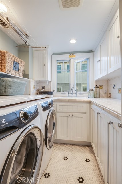 524 4th Street, Manhattan Beach, California 90266, 4 Bedrooms Bedrooms, ,2 BathroomsBathrooms,Residential,Sold,4th,SB21061545
