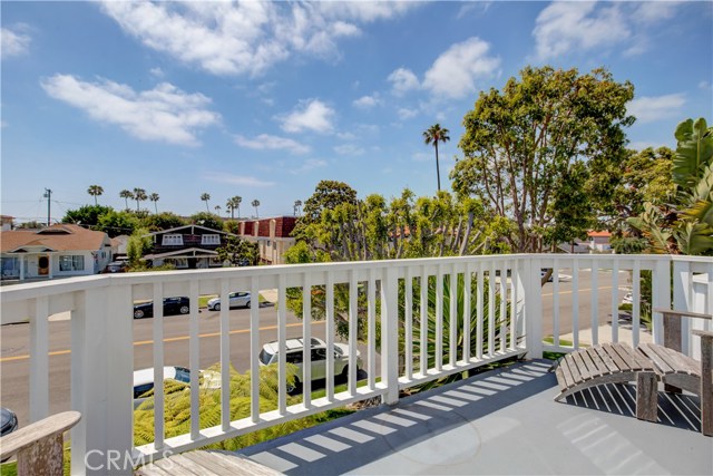 704 Broadway, Redondo Beach, California 90277, 3 Bedrooms Bedrooms, ,2 BathroomsBathrooms,Residential,Sold,Broadway,SB20108157