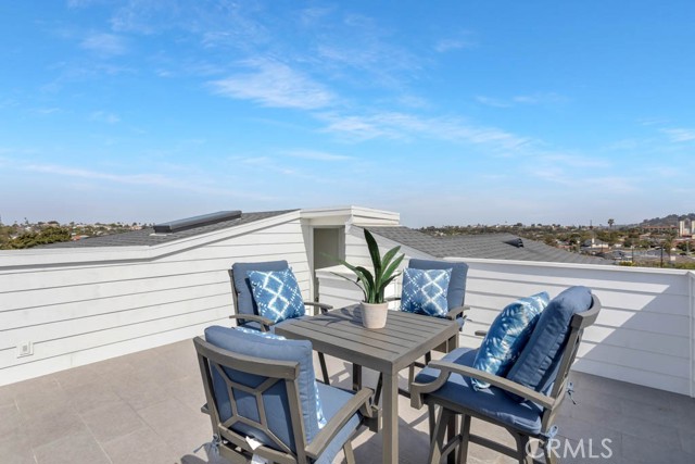 1307 Gertruda Avenue, Redondo Beach, California 90277, 5 Bedrooms Bedrooms, ,1 BathroomBathrooms,Residential,Sold,Gertruda,SB21076858