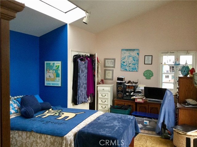 master bedroom & bathroom with skylights at 2nd floor