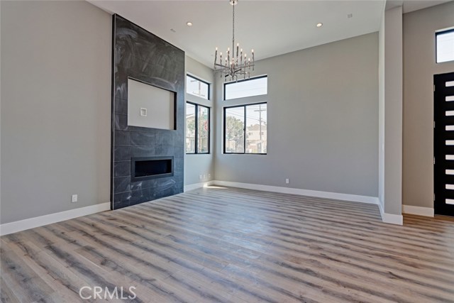 FIREPLACE IN THE LIVING ROOM LOOKING TOWARD THE FRONT DOOR.  NOTE TWELVE FOOT CEILINGS BRING
LOTS OF LIGHT