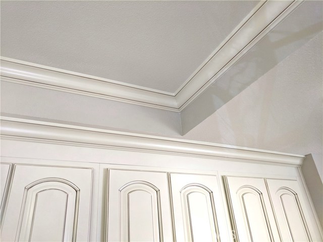 Matching Crown Molding on Cabinets and Ceiling