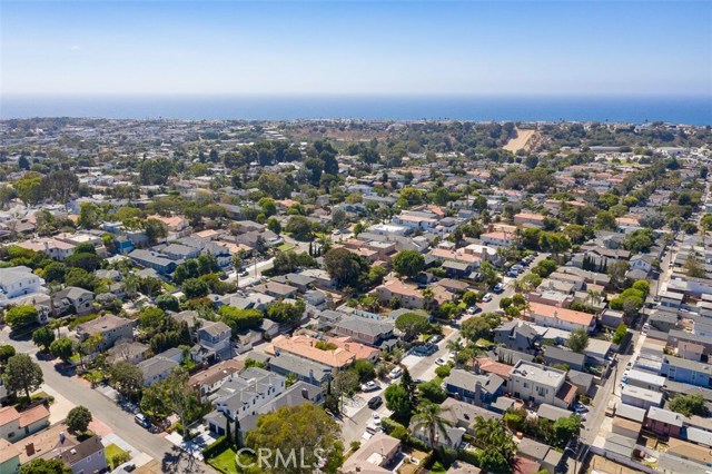 Less than 1 mile to The Manhattan Beach Strand!