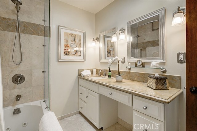 Main bathroom with jetted tub