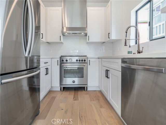 1131 19th Street, Hermosa Beach, California 90254, 2 Bedrooms Bedrooms, ,1 BathroomBathrooms,Residential,Sold,19th,SB20249422