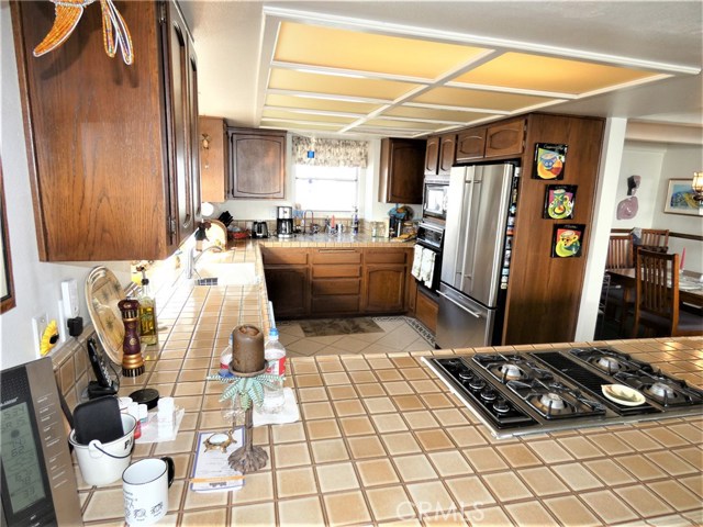 4 burner Gas cook top with down draft venting.