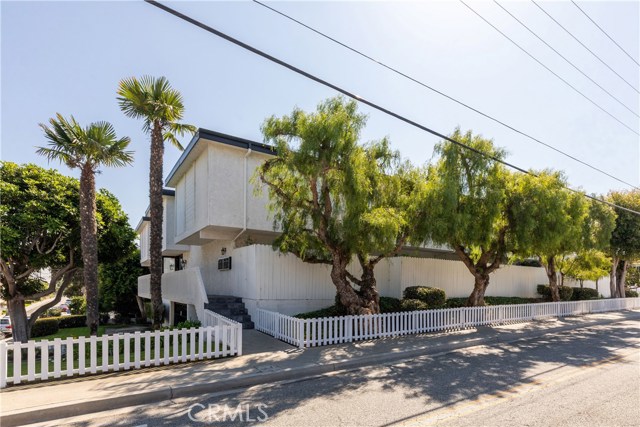 2000 Voorhees Avenue, Redondo Beach, California 90278, 2 Bedrooms Bedrooms, ,Residential,Sold,Voorhees,SB20199602