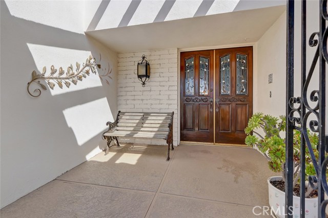 ENTRY WAY AND ENTRANCE THROUGH THE DOUBLE DOORS.