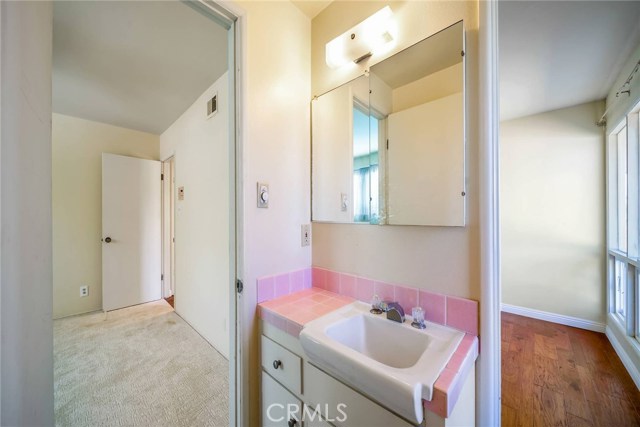 Second bathroom between bedrooms.