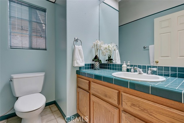 1/2 Bathroom main floor