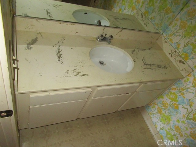 Bathroom 1 counter tops