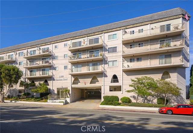 Security building with gated parking in a fantastic location in South Redondo Beach!