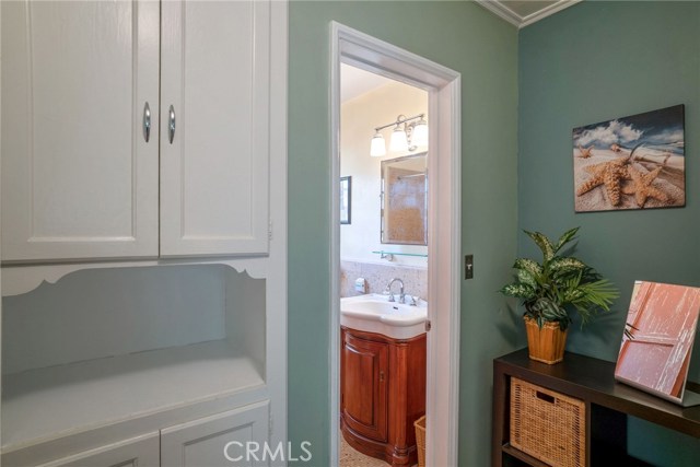 FRONT HOUSE. FULL BATHROOM