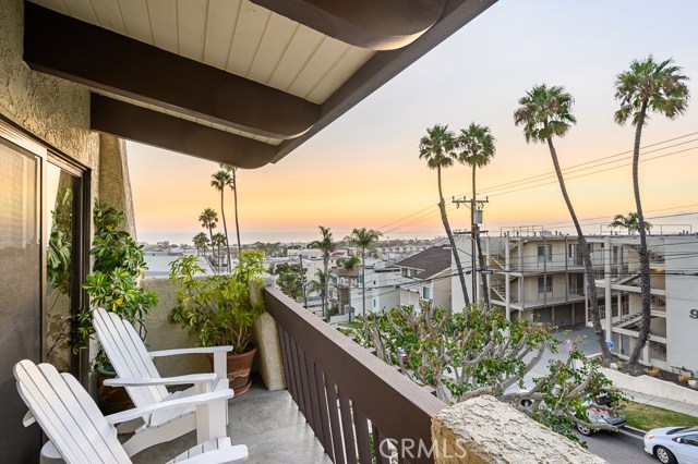 962 1st Street, Hermosa Beach, California 90254, 2 Bedrooms Bedrooms, ,1 BathroomBathrooms,Residential,Sold,1st,SB20174007