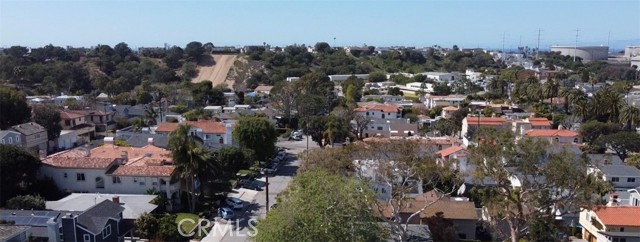 Sand Dune Park is 2 blocks away! From the top of Sand Dune Park, the beach is 5 blocks downhill.