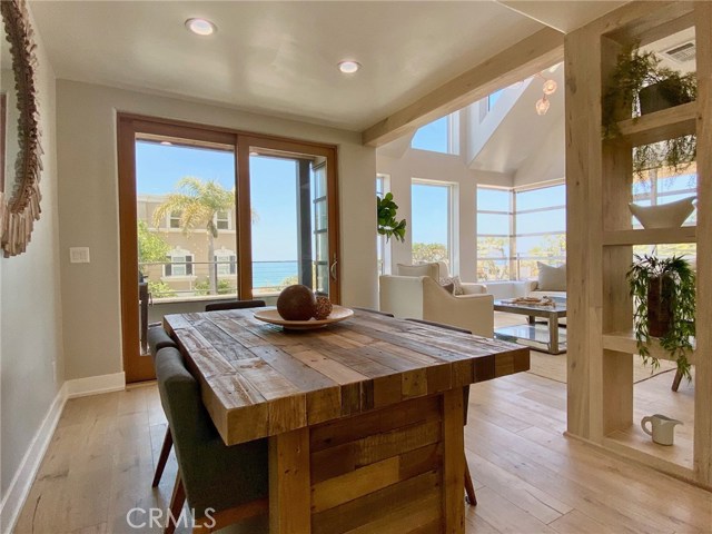 Dining Area Off Kitchen
