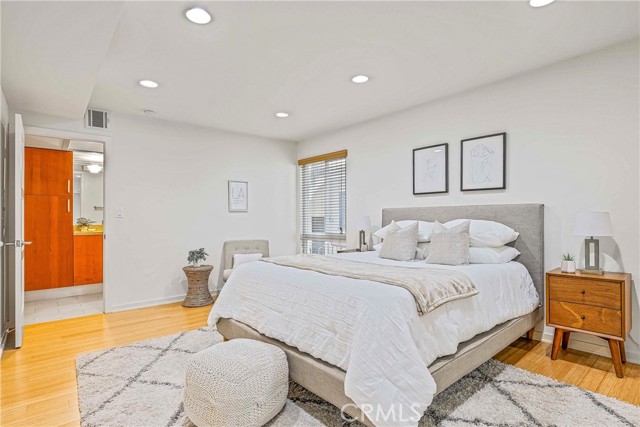 1 Bed Home for Sale in Hancock Park, California