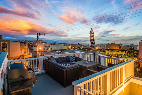 125 4th Street, Hermosa Beach, California 90254, 4 Bedrooms Bedrooms, ,3 BathroomsBathrooms,Residential,Sold,4th,SB18054270