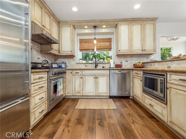 Beautifully appointed kitchen! Viking stove, subzero fridge