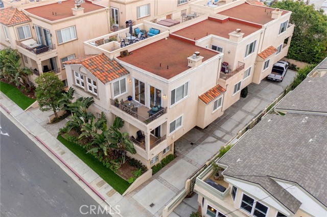 702 11th Street, Hermosa Beach, California 90254, 4 Bedrooms Bedrooms, ,2 BathroomsBathrooms,Residential,Sold,11th,SB21018401