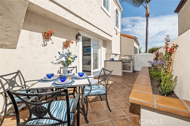 beautifully landscaped
Mediterranean patio with built-in BBQ