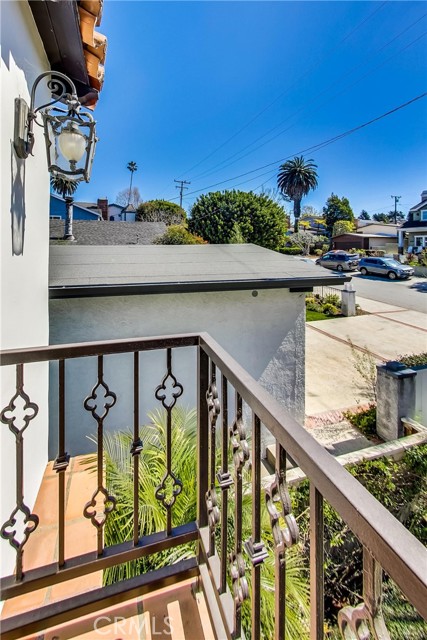 641 35th Street, Manhattan Beach, California 90266, 5 Bedrooms Bedrooms, ,3 BathroomsBathrooms,Residential,Sold,35th,SB21047084