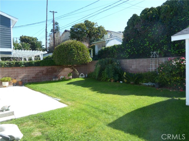 Nicely landscaped rear yard with concrete slab patio Nicely landscaped rear yard with concrete slab patio