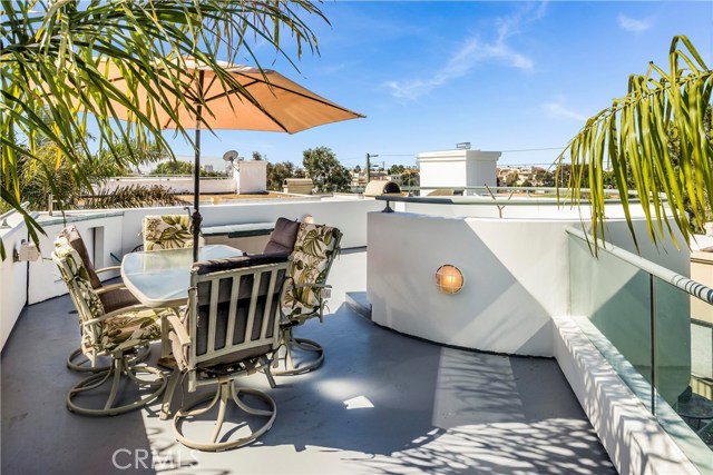 612 11th Street, Hermosa Beach, California 90254, 3 Bedrooms Bedrooms, ,3 BathroomsBathrooms,Residential,Sold,11th,PV17095598