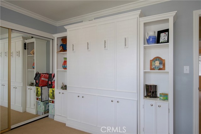 Guest room (murphy bed up)