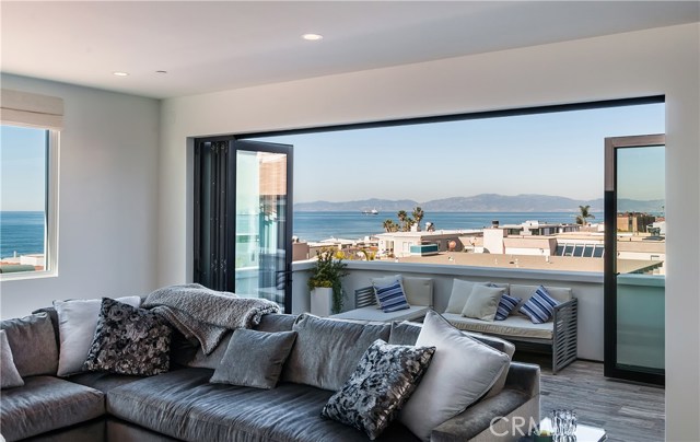 2215 Bayview Drive, Manhattan Beach, California 90266, 4 Bedrooms Bedrooms, ,3 BathroomsBathrooms,Residential,Sold,Bayview,SB20132281