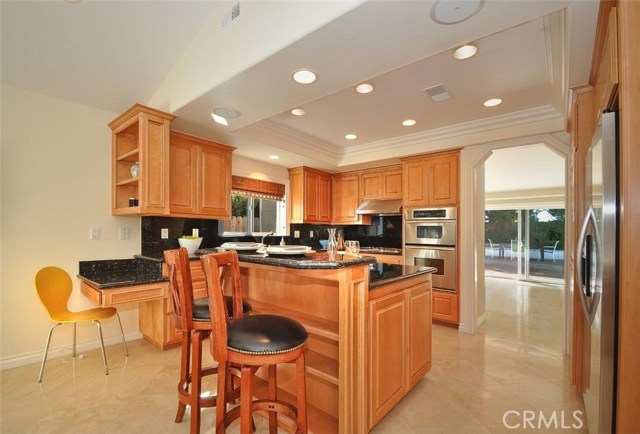 Kitchen has a Breakfast Bar