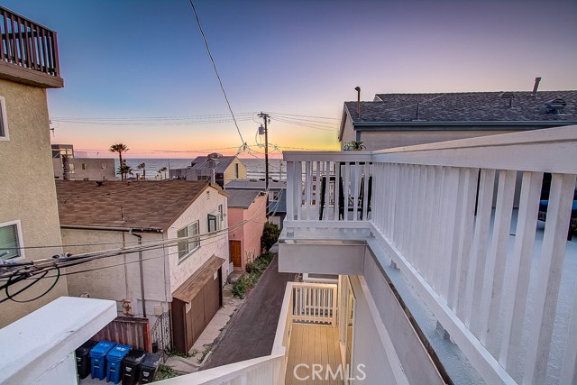 132 35th Place, Hermosa Beach, California 90254, 2 Bedrooms Bedrooms, ,2 BathroomsBathrooms,Residential,Sold,35th,SB19057826