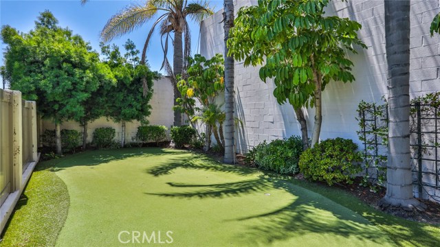 Putting green yard common area