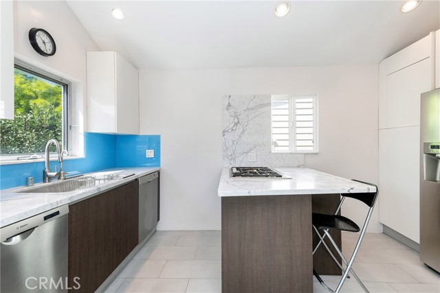 571 33rd Street, Manhattan Beach, California 90266, 2 Bedrooms Bedrooms, ,2 BathroomsBathrooms,Residential,Sold,33rd,SB21059997