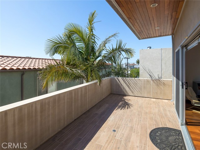 1122 8th Street, Hermosa Beach, California 90254, 5 Bedrooms Bedrooms, ,4 BathroomsBathrooms,Residential,Sold,8th,TR21042342