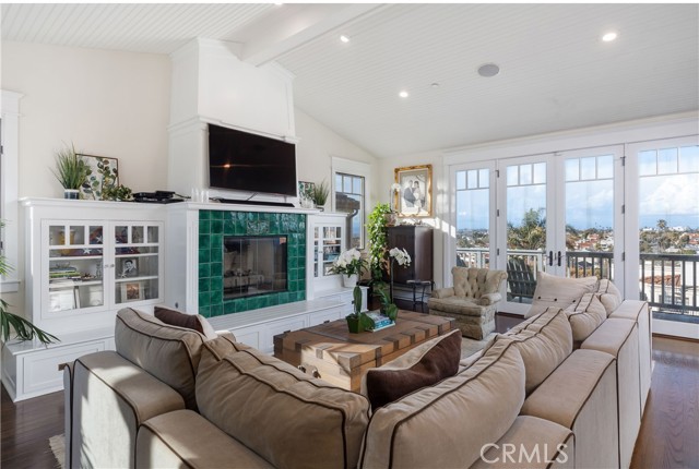 Bright and beautiful top-floor Living Room