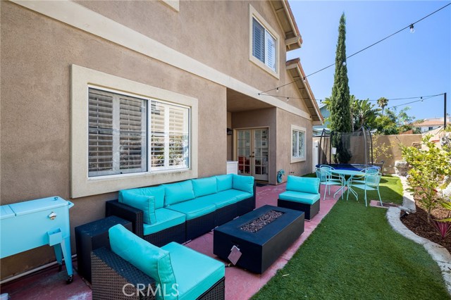 Charming & private backyard