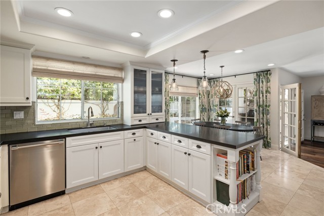 2200 Elm Avenue, Manhattan Beach, California 90266, 4 Bedrooms Bedrooms, ,3 BathroomsBathrooms,Residential,Sold,Elm,SB21076957