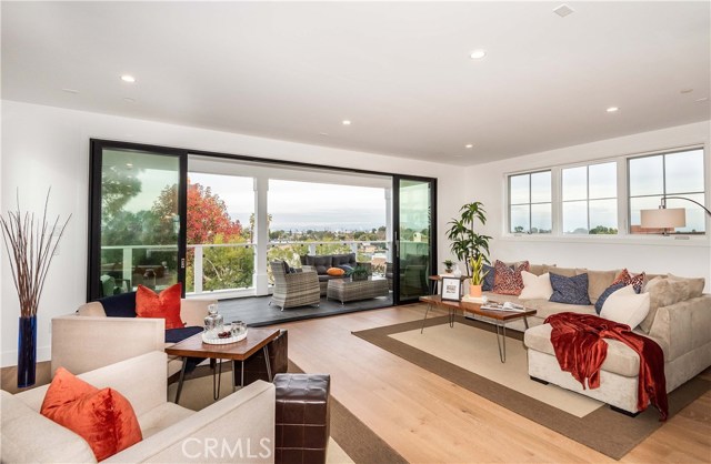 653 13th Street, Manhattan Beach, California 90266, 4 Bedrooms Bedrooms, ,2 BathroomsBathrooms,Residential,Sold,13th,SB19011414