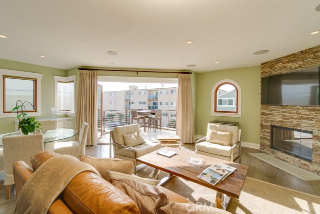 42 15th Street, Hermosa Beach, California 90254, 3 Bedrooms Bedrooms, ,3 BathroomsBathrooms,Residential,Sold,15th,SB18263868