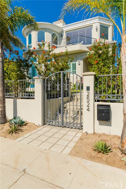 2524 Manhattan Avenue, Hermosa Beach, California 90254, 5 Bedrooms Bedrooms, ,3 BathroomsBathrooms,Residential,Sold,Manhattan,SB18096858