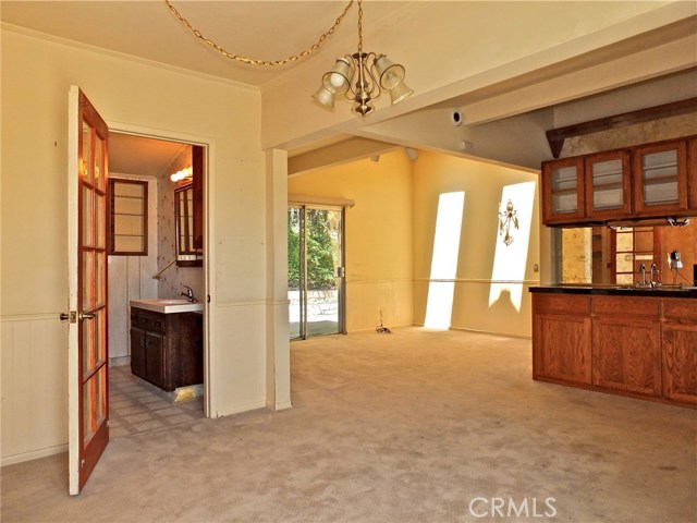 Family breakfast room, 1/2 bath & laundry room, den, & wet bar.