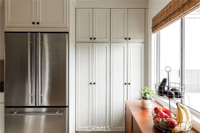 plenty of cabinet & pantry storage
