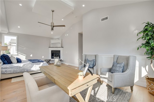 MASTER SEPARATE SEATING AREA