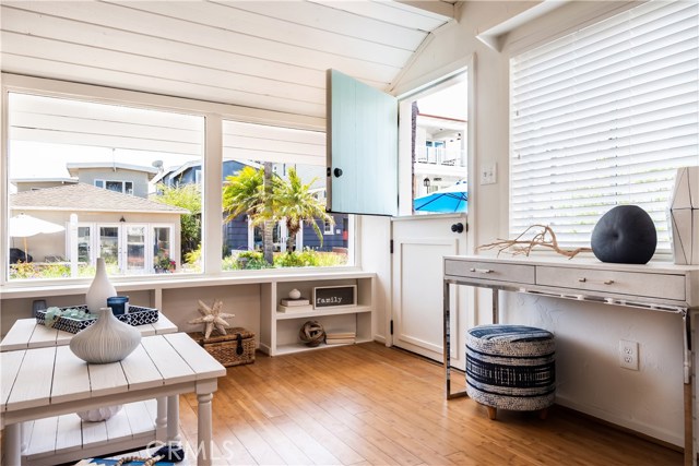 325 4th Street, Manhattan Beach, California 90266, 2 Bedrooms Bedrooms, ,1 BathroomBathrooms,Residential,Sold,4th,SB19080126