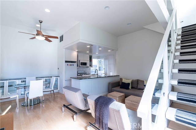 113 30th Place, Manhattan Beach, California 90266, 2 Bedrooms Bedrooms, ,2 BathroomsBathrooms,Residential,Sold,30th,SB21040269