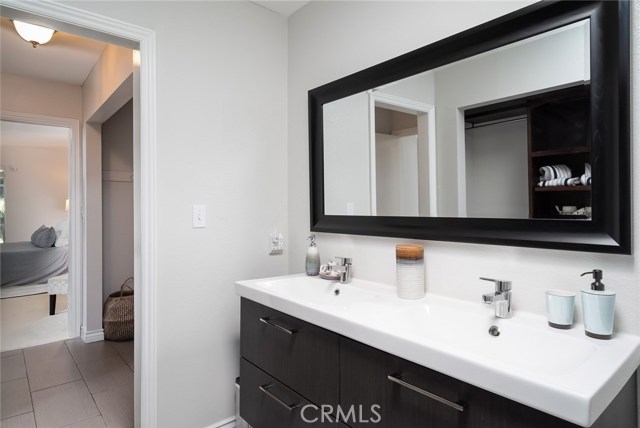 Minimalist and Yet Elegant with Bold Contrast in Colors and Texture Minimalist and Yet Elegant with Bold Contrast in Colors and Texture