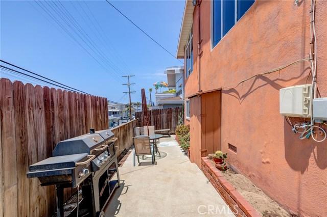 1965 Manhattan Avenue, Hermosa Beach, California 90254, 3 Bedrooms Bedrooms, ,2 BathroomsBathrooms,Residential,Sold,Manhattan,SB20021506